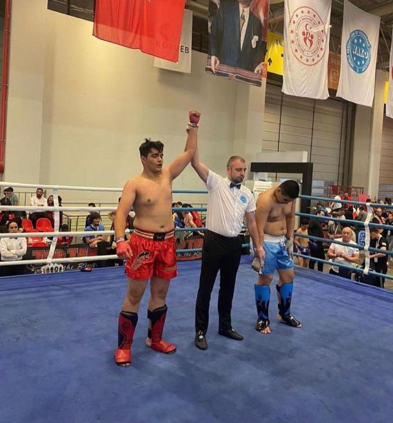 İSTANBUL'DA YAPILAN KİCK BOKS ŞAMPİYONASI'NDA ELAZIĞLI SPORCULAR 4 MADALYA KAZANDI