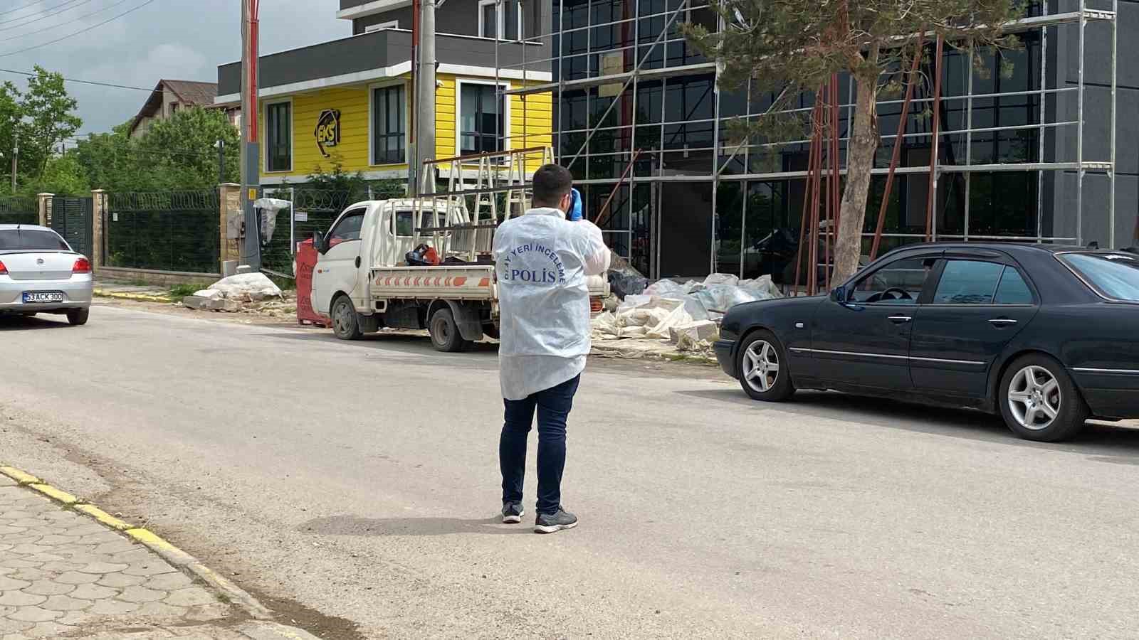 KOCAELİ’NİN KARTEPE İLÇESİNDEKİ BİR İNŞAAT ÇALIŞMASINDA DEMİR PROFİLLERİN YÜKSEK GERİLİM