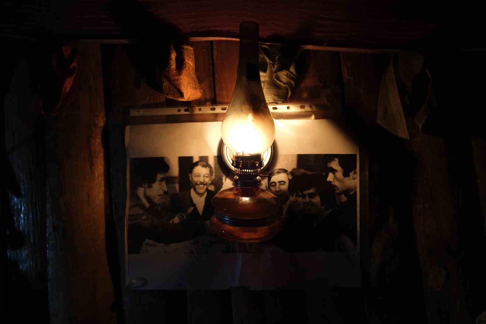 ELEKTRİKLER KESİLİNCE GAZ LAMBASI NOSTALJİ YAŞATTI