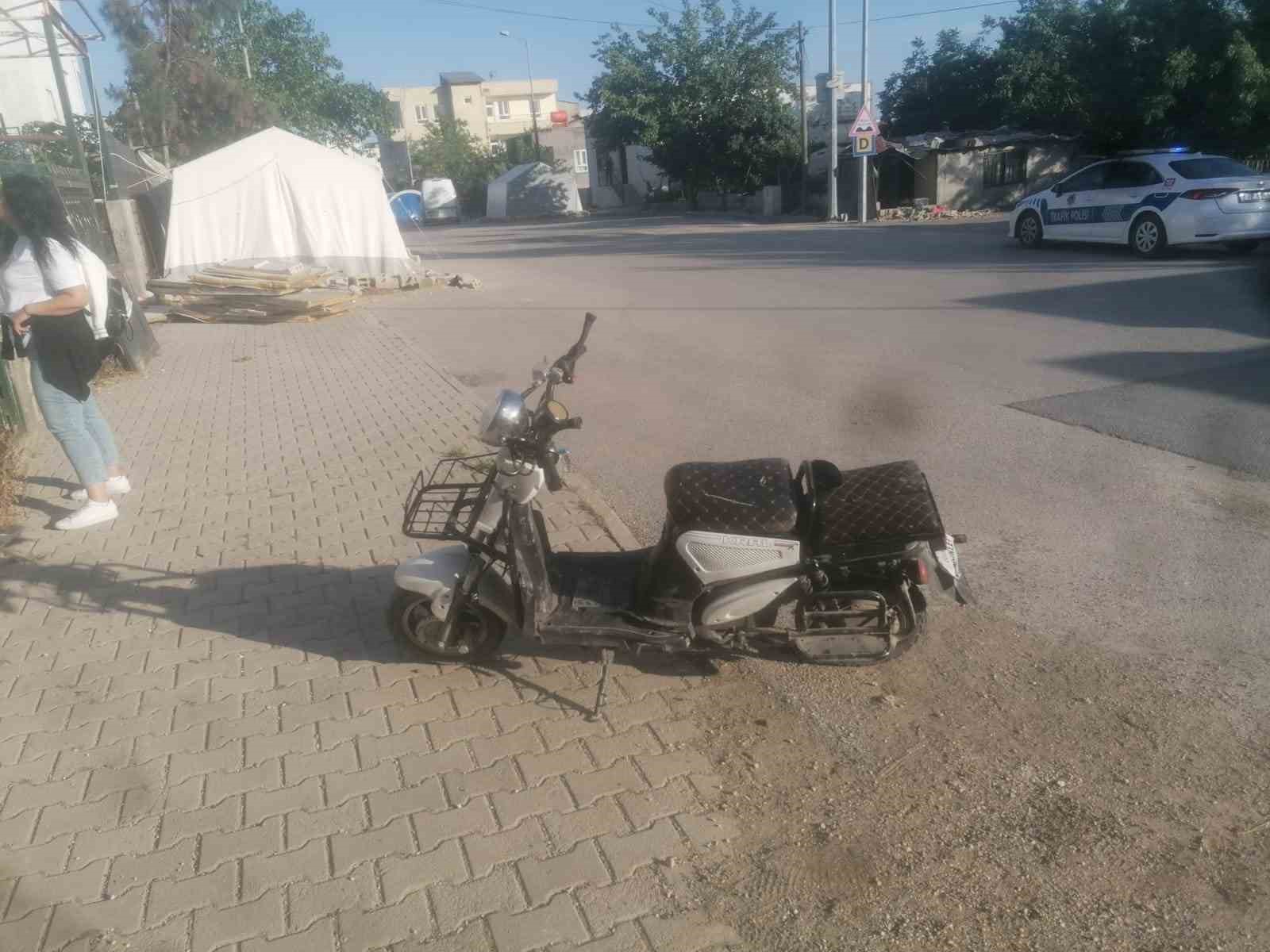 ADIYAMAN’DA, SÜRÜCÜSÜNÜN DİREKSİYON HAKİMİYETİNİ KAYBETTİĞİ MOTOSİKLETİN PARK HALİNDEKİ KAMYONA ÇARPMASI