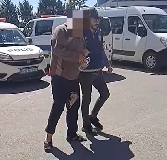 GAZİANTEP’TE PARK HALİNDEKİ ELEKTRİKLİ BİSİKLETİN ÇALINMA ANLARI, GÜVENLİK KAMERASINA YANSIDI.