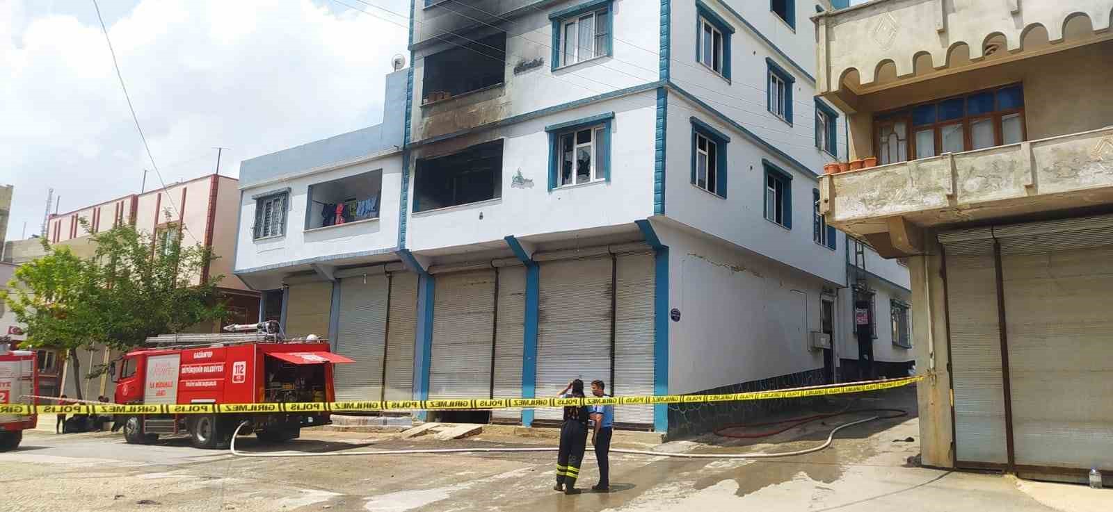 GAZİANTEP'İN ŞAHİNBEY İLÇESİNDE BİR EVDE ELEKTRİK KAYNAKLI ÇIKAN YANGIN PANİĞE