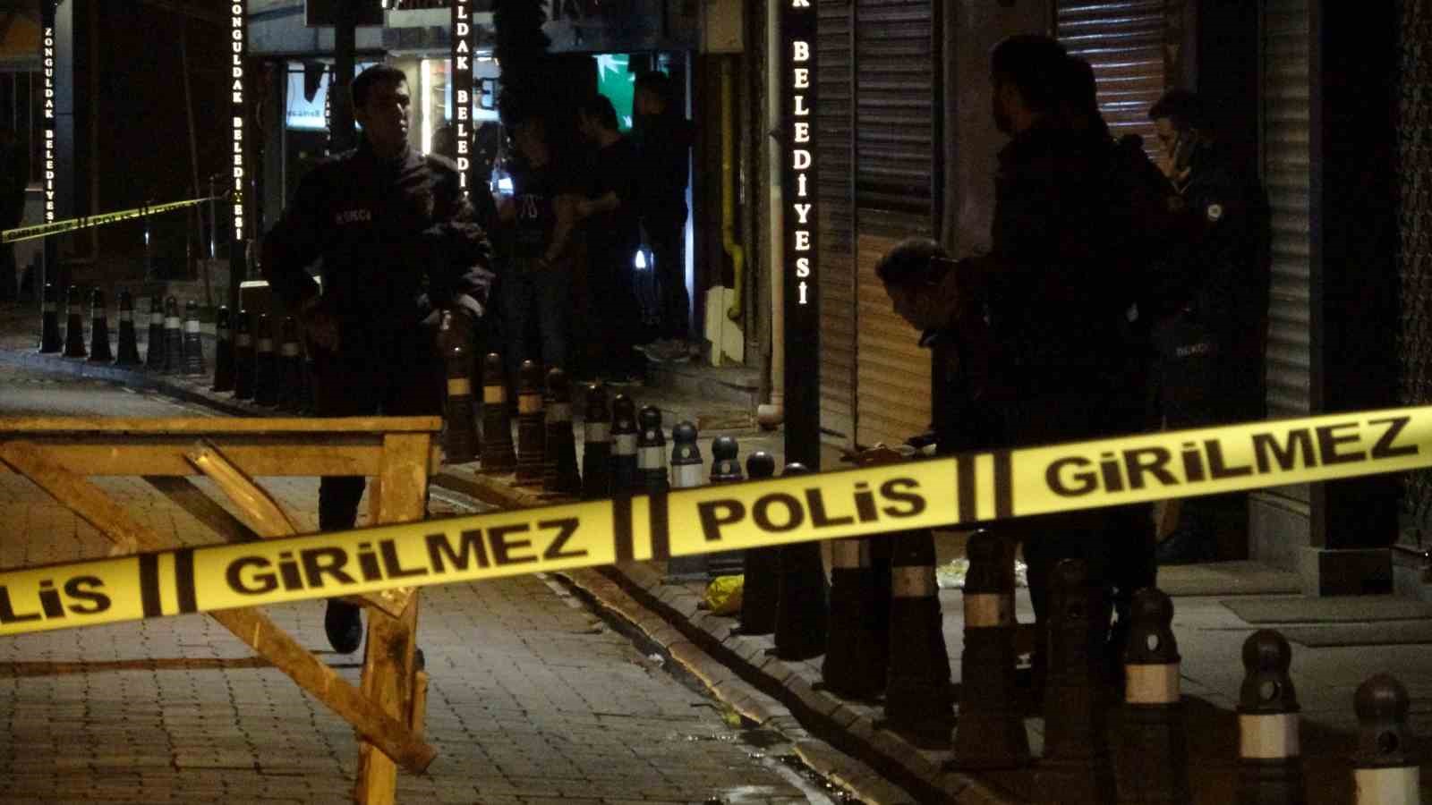 ZONGULDAK'TA BİR KİŞİ ELİNDEKİ POMPALI TÜFEKLE SOKAK ORTASINDA RASTGELE ATEŞ