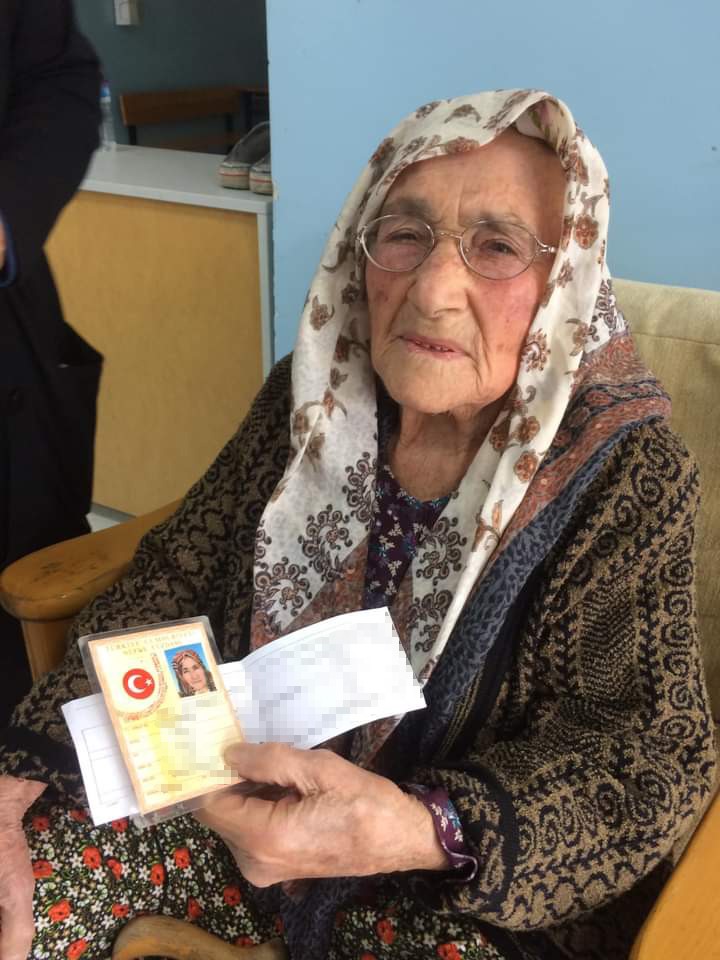 MANİSA'NIN SARIGÖL İLÇESİNDE 94 YAŞINDAKİ ALTI ÇOCUK ANNESİ FATMA DERELİ