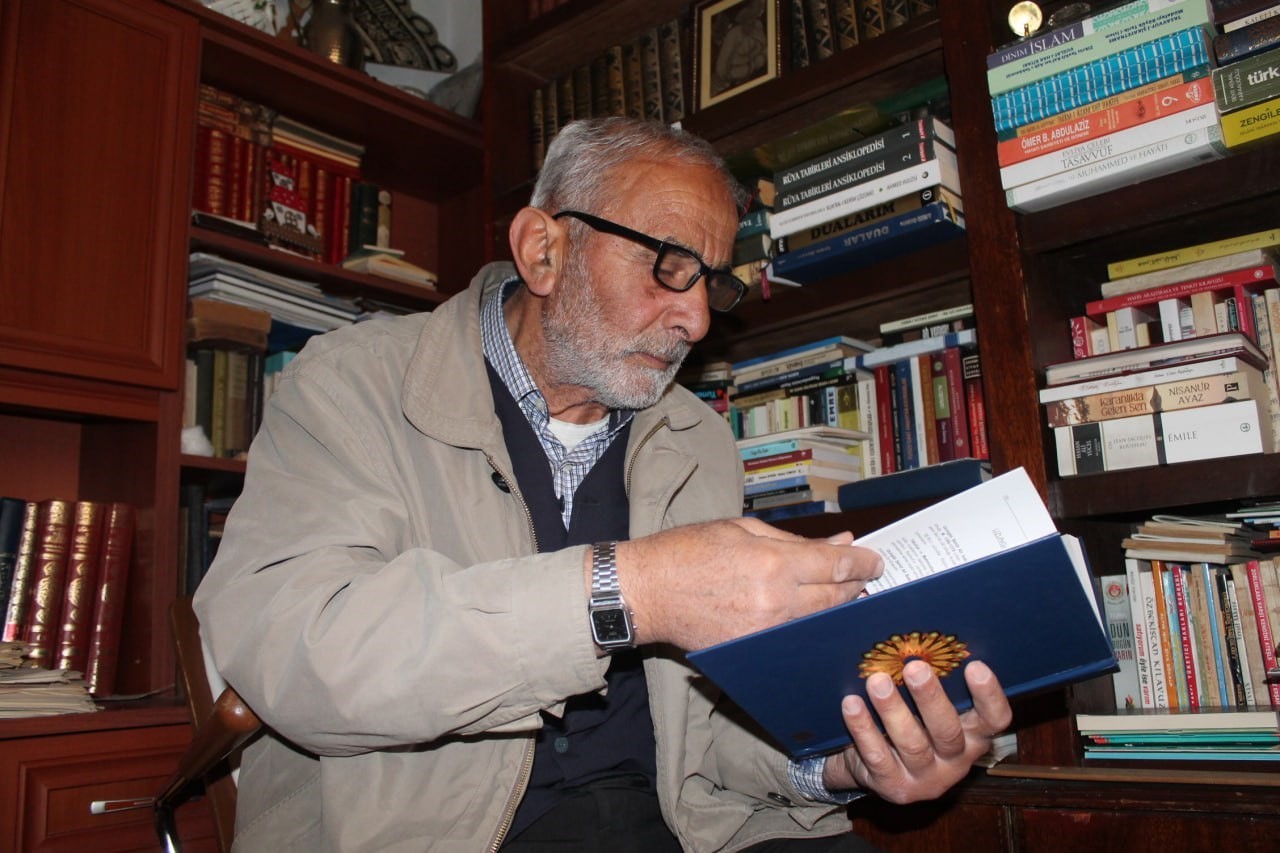 EMEKLİ ÖĞRETMEN 64 YILDIR OKUDUĞU KİTAPLARIN KAYDINI TUTUYOR
