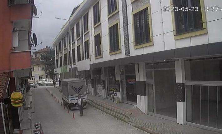 SAKARYA’NIN AKYAZI İLÇESİNDE GERİ MANEVRA YAPAN KAMYONETİN ÇARPTIĞI EMEKLİ ÖĞRETMEN