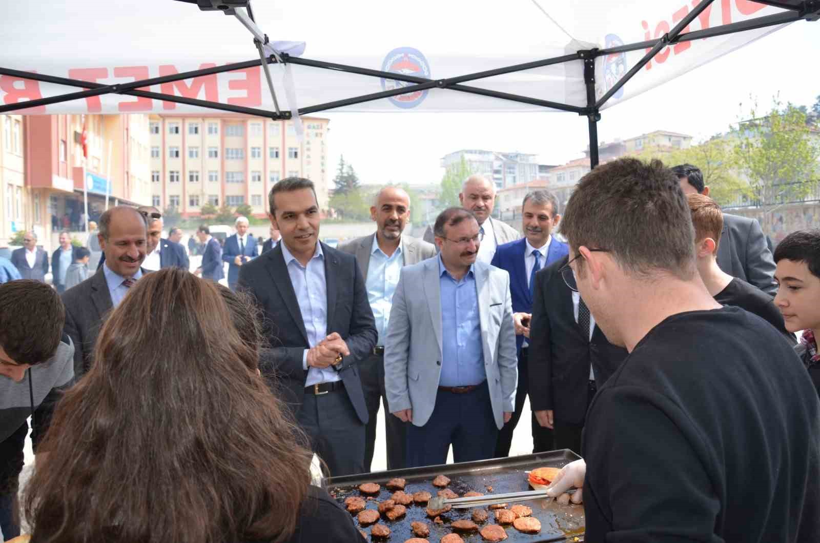EMET ASHABOĞLU ORTAOKULUNDA DEPREM BÖLGESİ İÇİN HAYIR ÇARŞISI