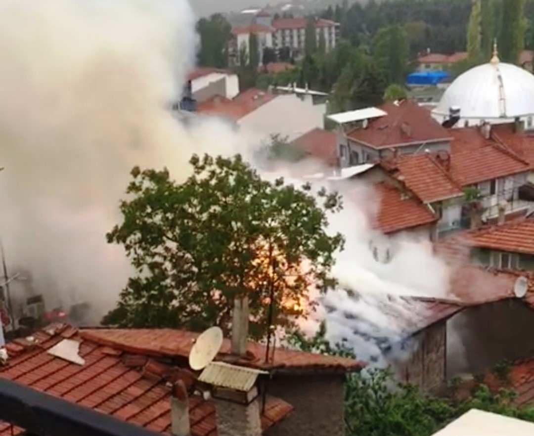 EMET’TE AHŞAP EV YANGINI KORKUTTU
