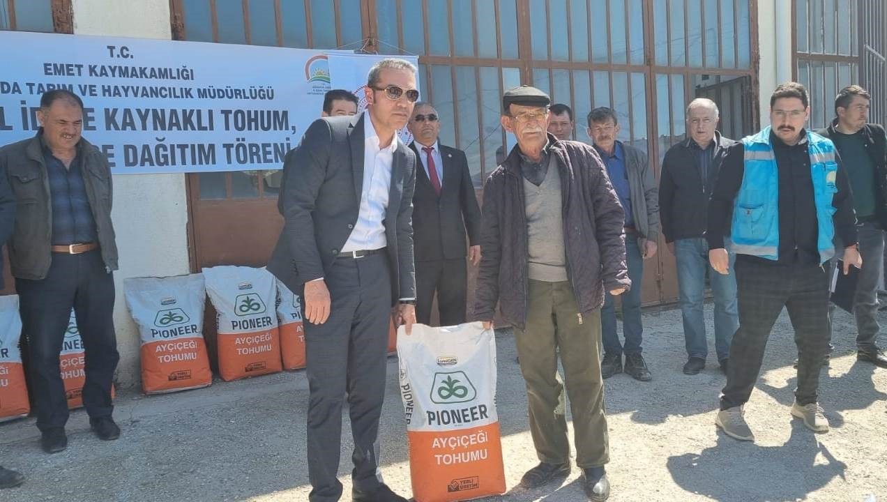 EMET’TE ÇİFTÇİLERE NOHUT VE YAĞLIK AYÇİÇEĞİ TOHUMU DAĞITILDI