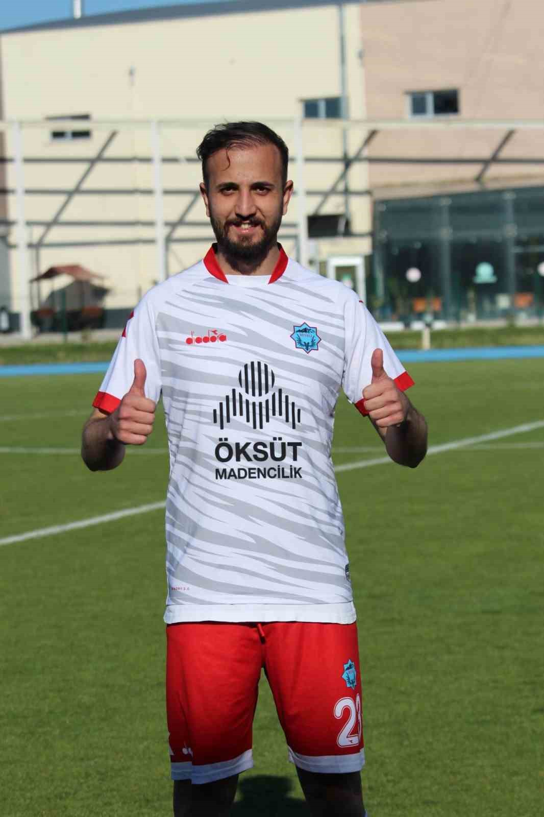 DEVELİGÜCÜ’NÜN GOLCÜ OYUNCUSU EMRE ÖZDEN, KAYSERİ ATLETİKSPOR MAÇINDA ATTIĞI GOLLE