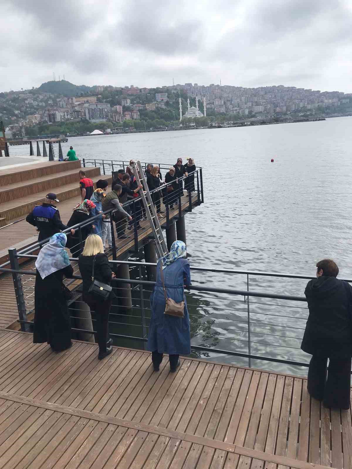 OLAY YERİNE GELEN İTFAİYE EKİPLERİ MERDİVEN YARDIMIYLA TELEFONU ÇIKARMAYA ÇALIŞTI.