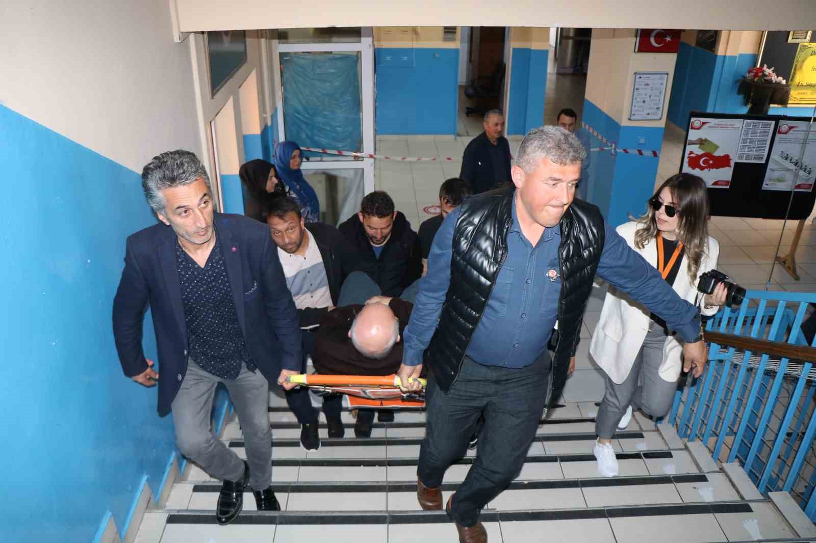 SAMSUN’DA ENGELLİ, YAŞLI VE HASTALAR; AMBULANSLAR İLE OY KULLANACAKLARI OKULLARA