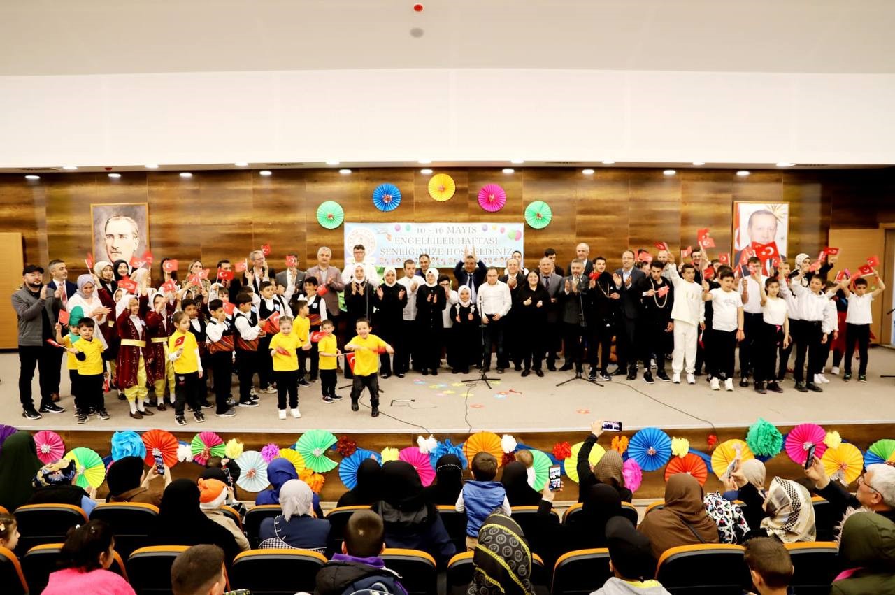 ENGELLİLER HAFTASI KUTLAMALARI RENKLİ GÖRÜNTÜLERE SAHNE OLDU