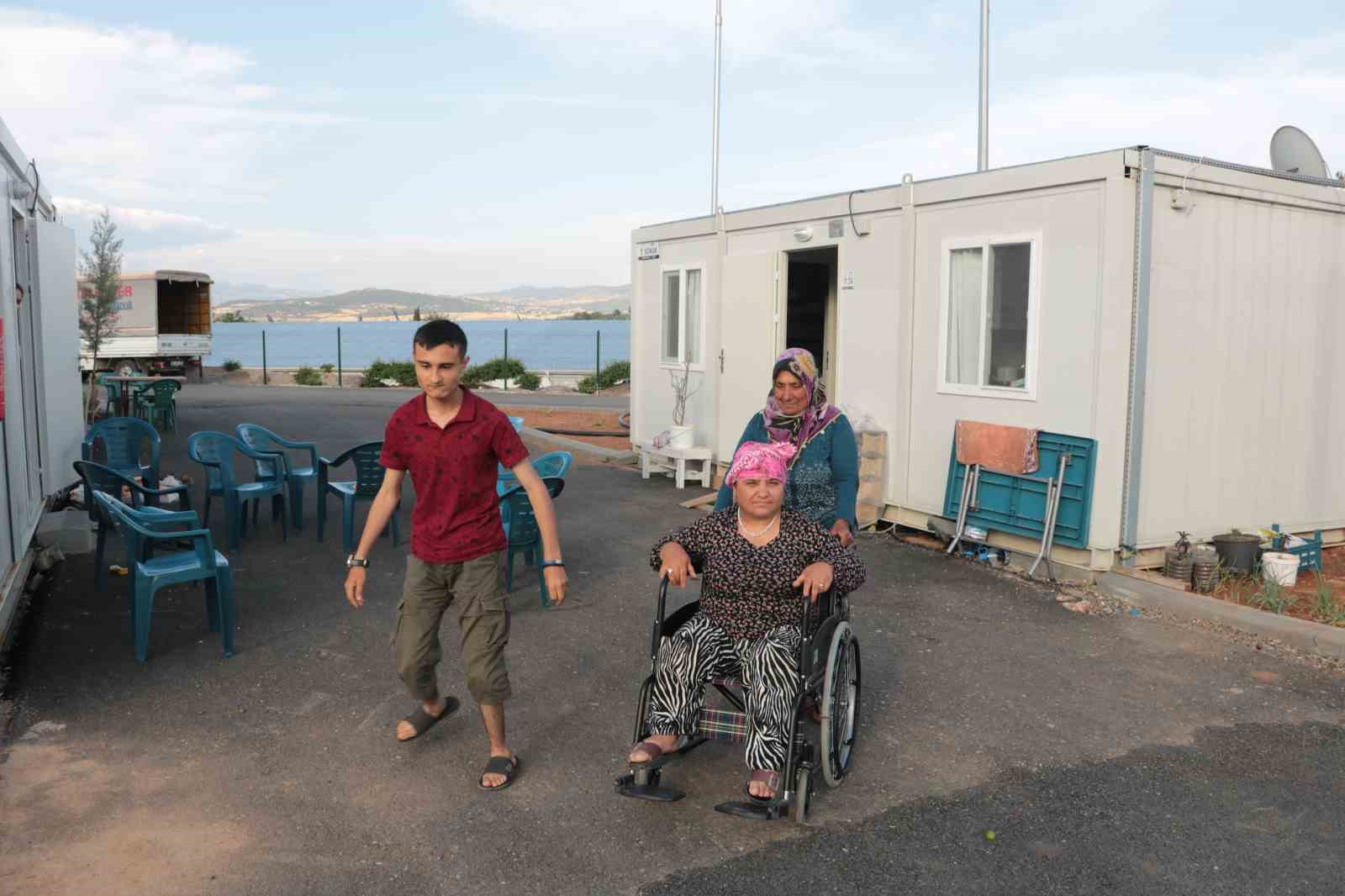 KAHRAMANMARAŞ KONTEYNER KENTTEKİ YAŞLI KADIN, ENGELLİ VATANDAŞLARIN YARDIMINA KOŞARAK ONLARI