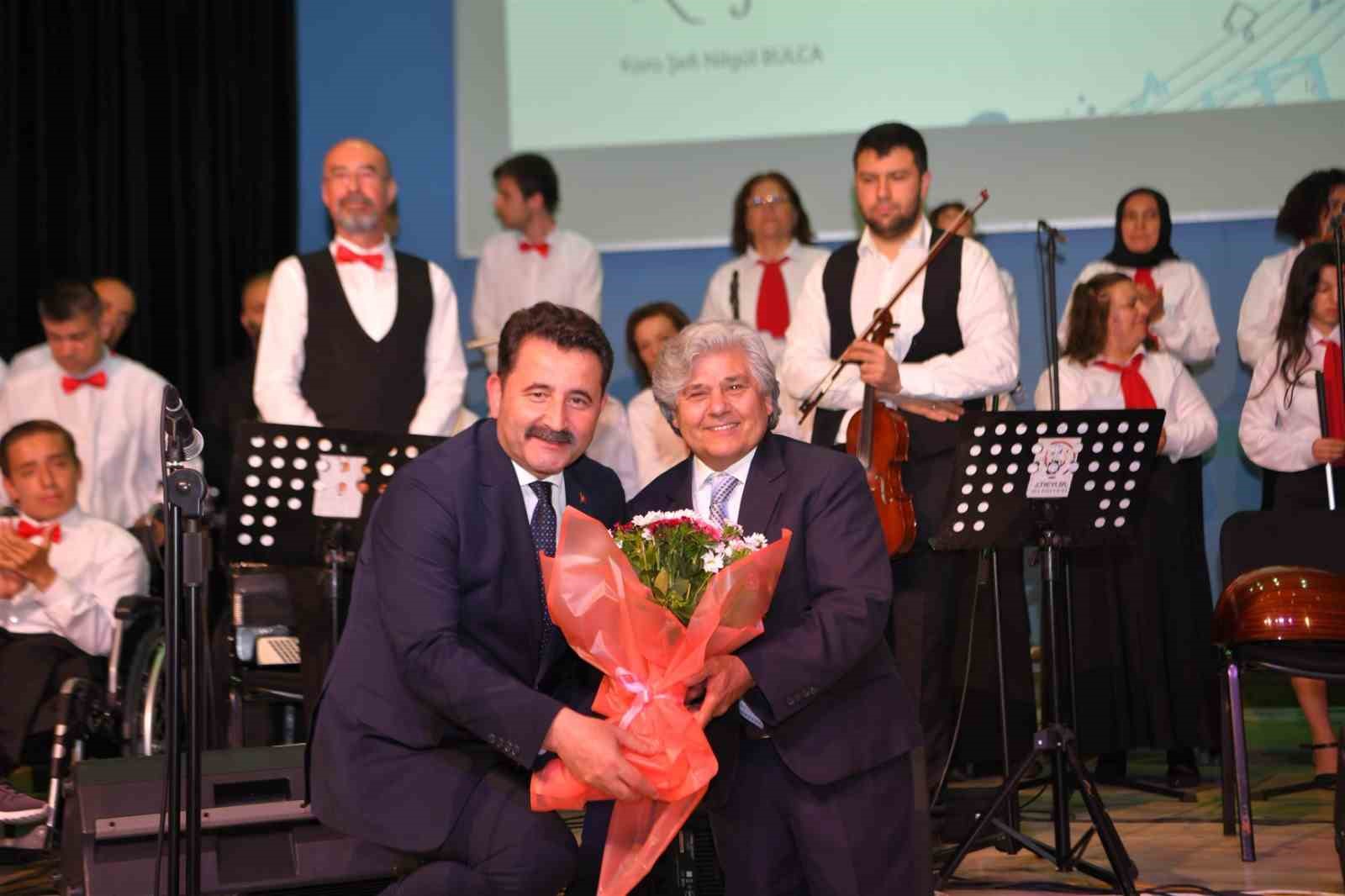 BALIKESİR'DE ENGELLİ BİREYLERİN OLUŞTURDUĞU “ENGELSİZ DÜŞLER TÜRK SANAT MÜZİĞİ TOPLULUĞU”