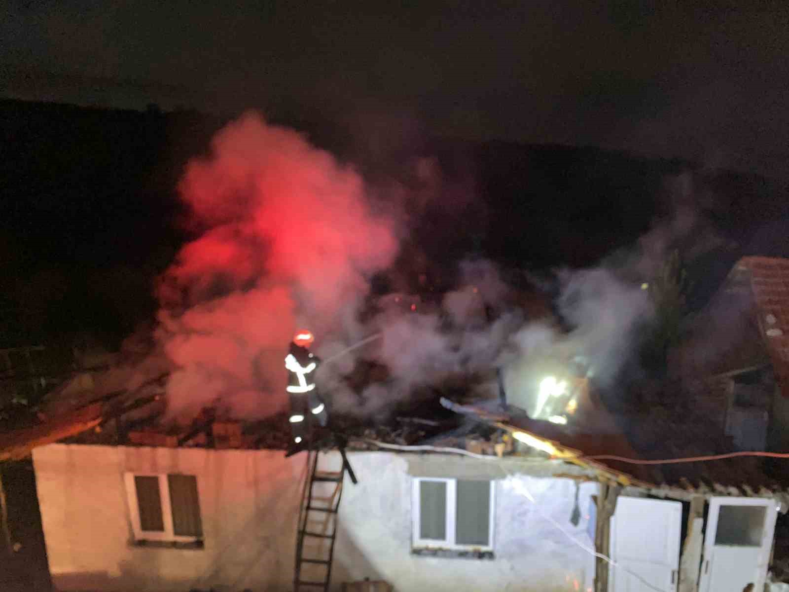 TOKAT’IN ERBAA İLÇESİNDE GECE ÇIKAN YANGINDA TEK KATLI AHŞAP EV