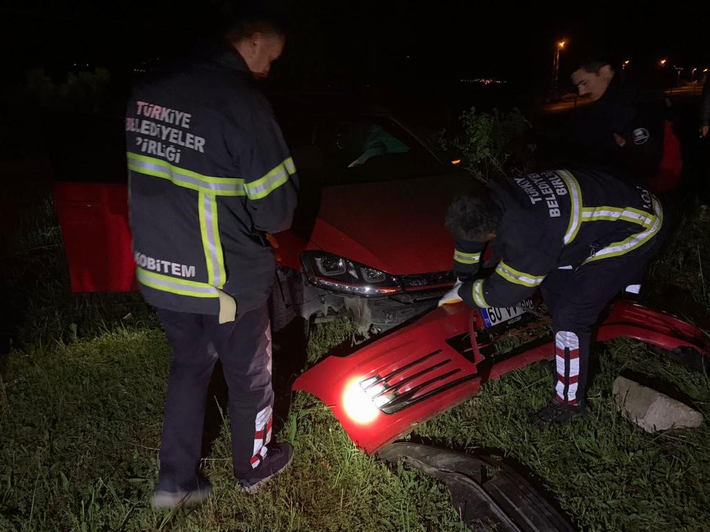 TOKAT'IN ERBAA İLÇESİNDE TİCARİ ARAÇ İLE OTOMOBİLİN ÇARPIŞTIĞI KAZADA 6
