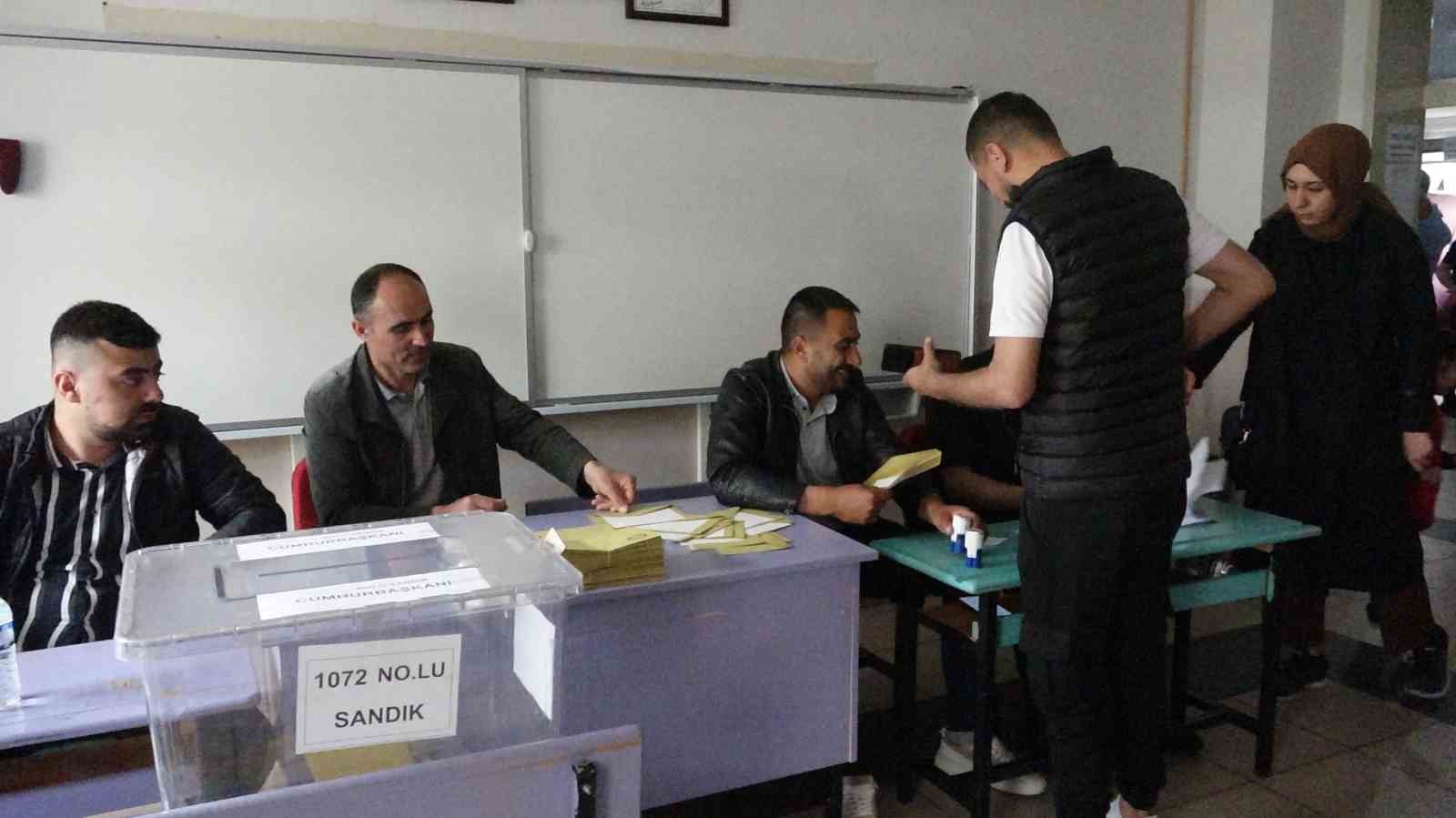 VAN’IN ERCİŞ İLÇESİNDE CUMHURBAŞKANLIĞI İKİNCİ TUR SEÇİMİ İÇİN OY VERME