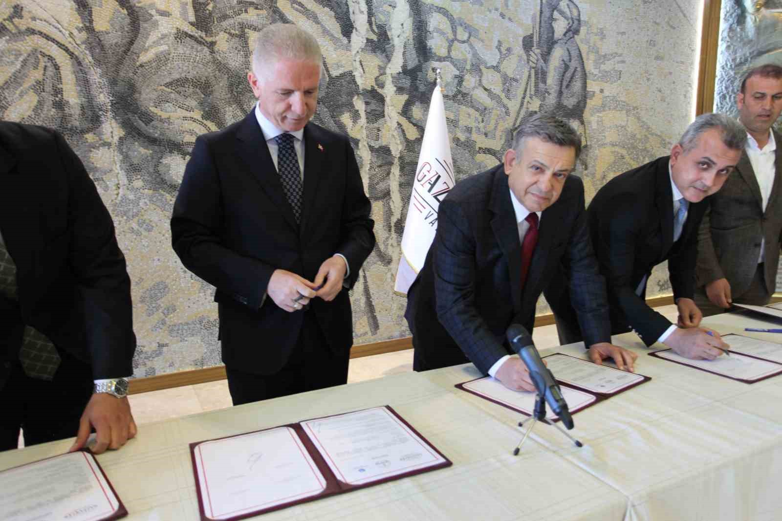 ERDEMOĞLU AİLESİNDEN NURDAĞI VE ISLAHİYE İLÇELERİNE ÖĞRETMENEVİ