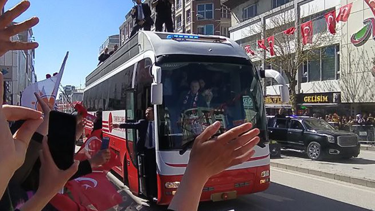 CUMHURBAŞKANI RECEP TAYYİP ERDOĞAN GELDİĞİ VAN’DA GEÇİŞ YAPTIĞI GÜZERGAHTA KARANFİLLERLE