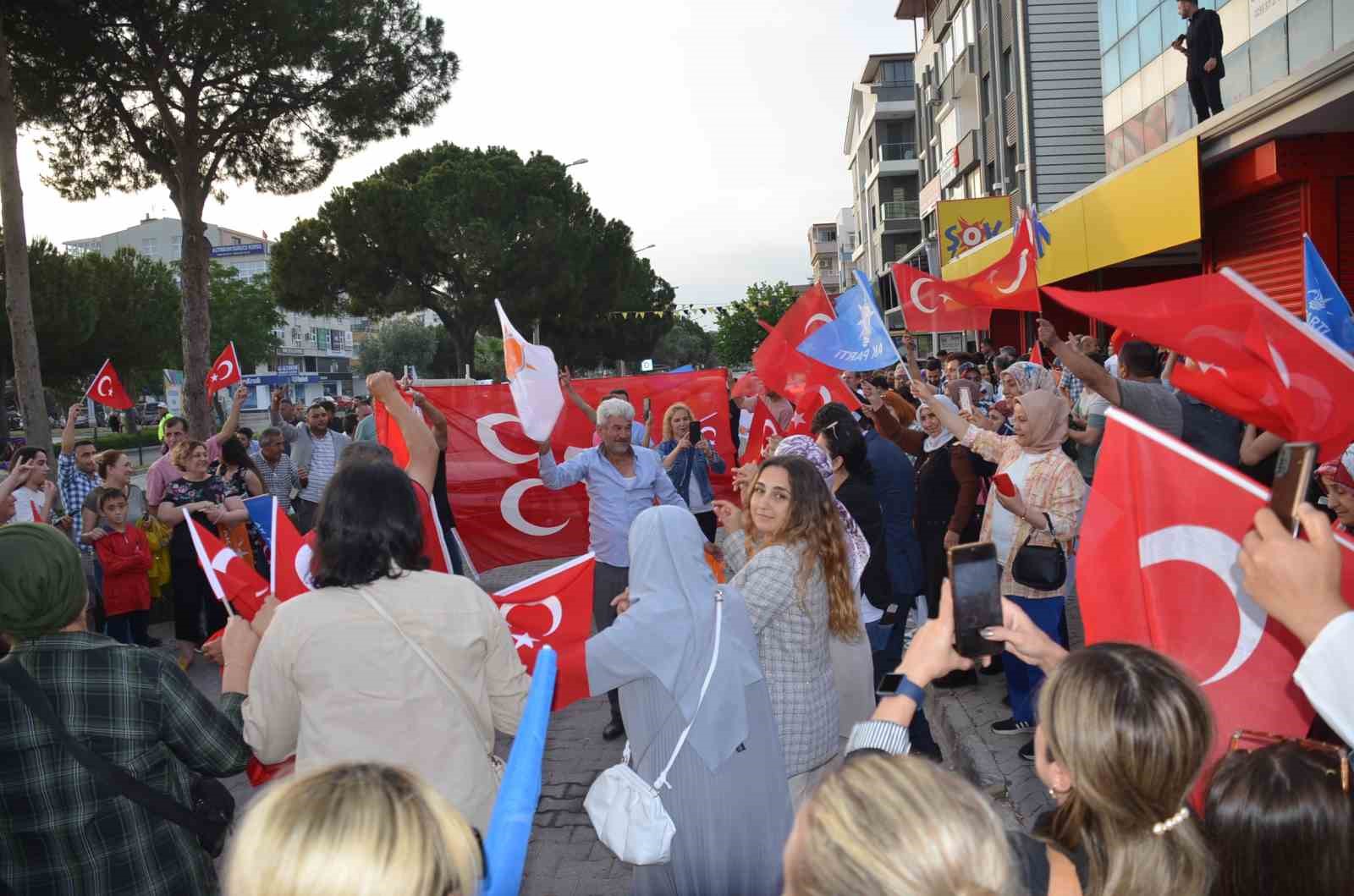 ERDOĞAN’IN ZAFERİ DİDİM’DE KUTLANDI