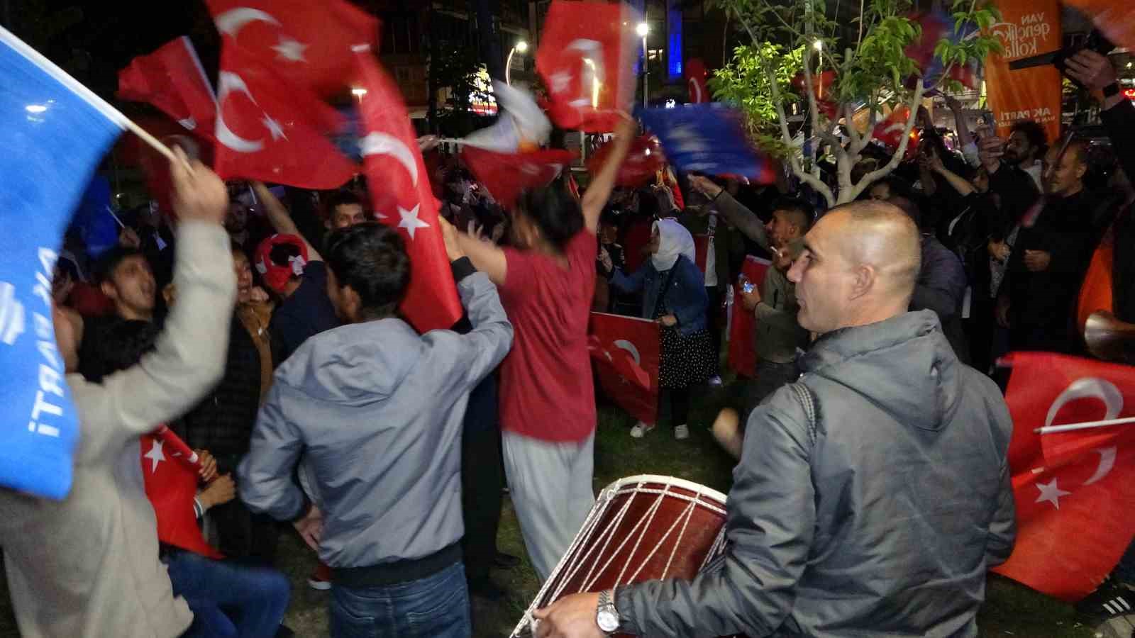 CUMHURBAŞKANI RECEP TAYYİP ERDOĞAN’IN KESİN OLMAYAN SONUÇLARA GÖRE ZAFERİ, VAN’DA
