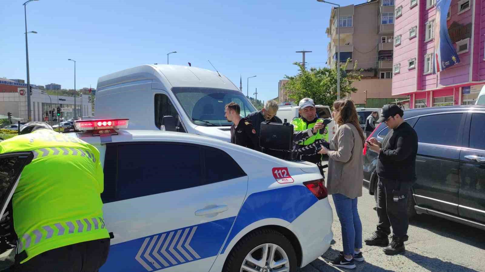 ZONGULDAK'IN EREĞLİ İLÇESİNDE MEYDANA GELEN TRAFİK KAZASINDA 2 KİŞİ YARALANDI.