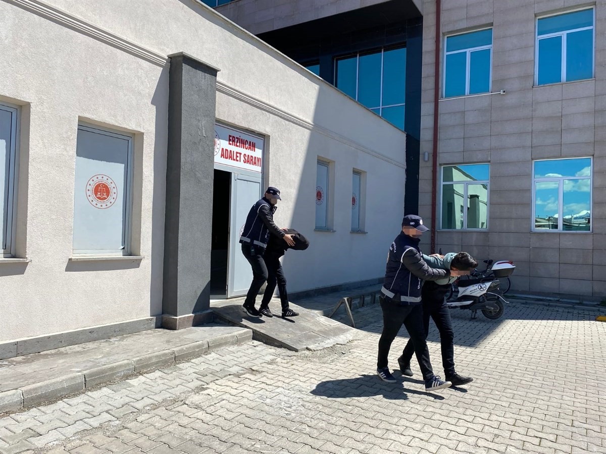 ERZİNCAN’DA BİR ARAÇ İÇERİSİNDE YAŞLARI KÜÇÜK 2 KAÇAK GÖÇMEN YAKALANIRKEN