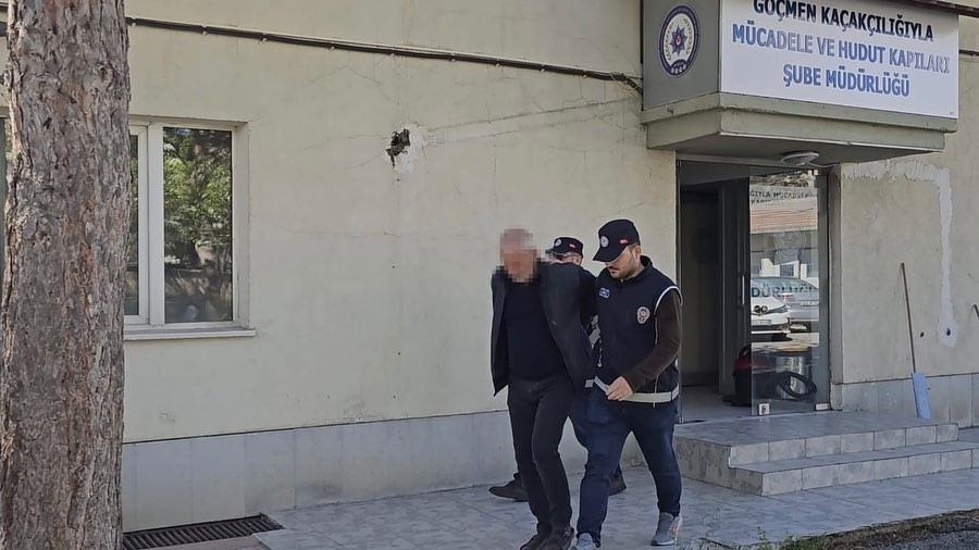 ERZİNCAN’DA POLİS EKİPLERİNİN DURDURDUĞU BİR ARAÇ İÇERİSİNDE 8 KAÇAK GÖÇMEN
