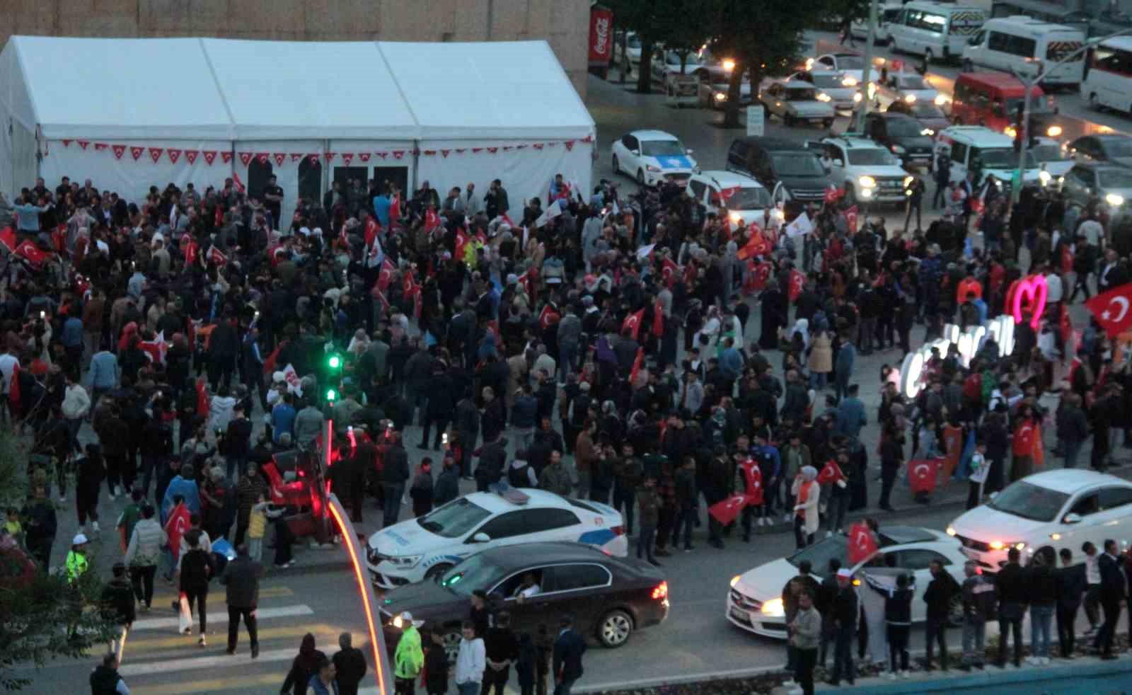 ERZİNCAN’DA ERDOĞAN’IN ZAFERİ KUTLANDI