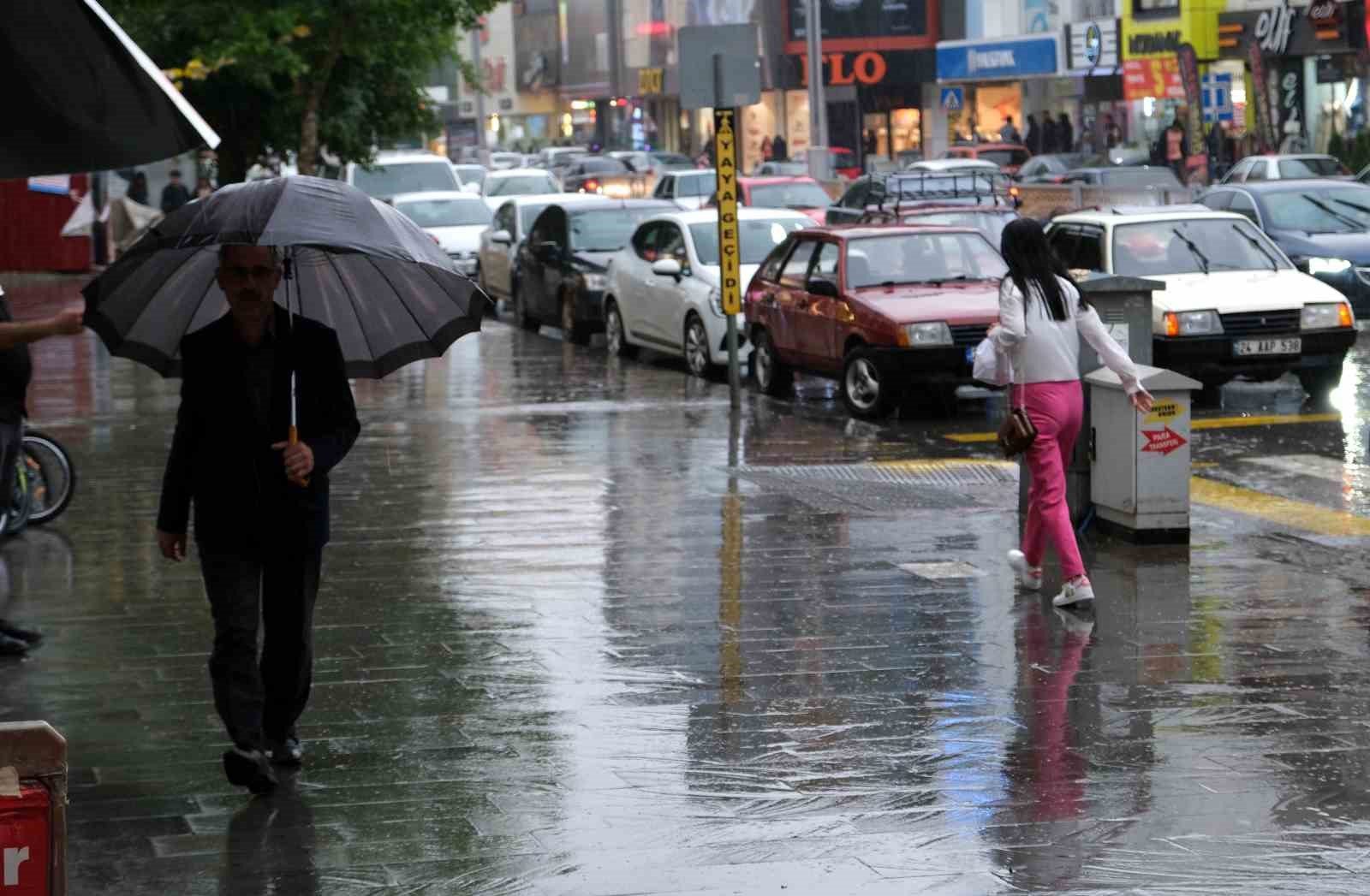 ERZİNCAN’DA ARALIKLI KUVVETLİ SAĞANAK YAĞIŞ ETKİLİ OLUYOR
