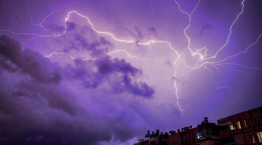 ERZİNCAN’DA DÜN AKŞAM SAATLERİNDE ANİDEN BASTIRAN YAĞMURLA BİRLİKTE ÇAKAN ŞİMŞEKLER