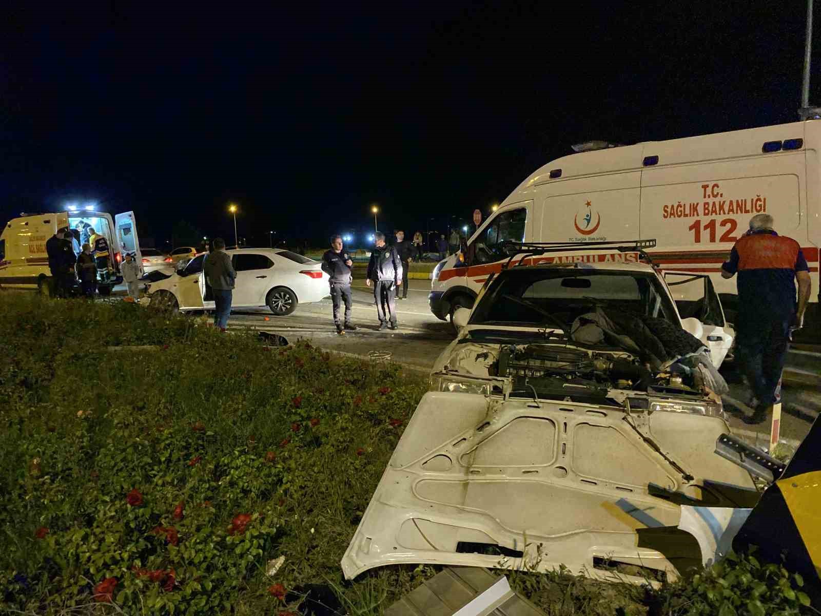 ERZİNCAN’DA İKİ OTOMOBİLİN ÇARPIŞMASI SONUCU MEYDANA GELEN TRAFİK KAZASINDA 7