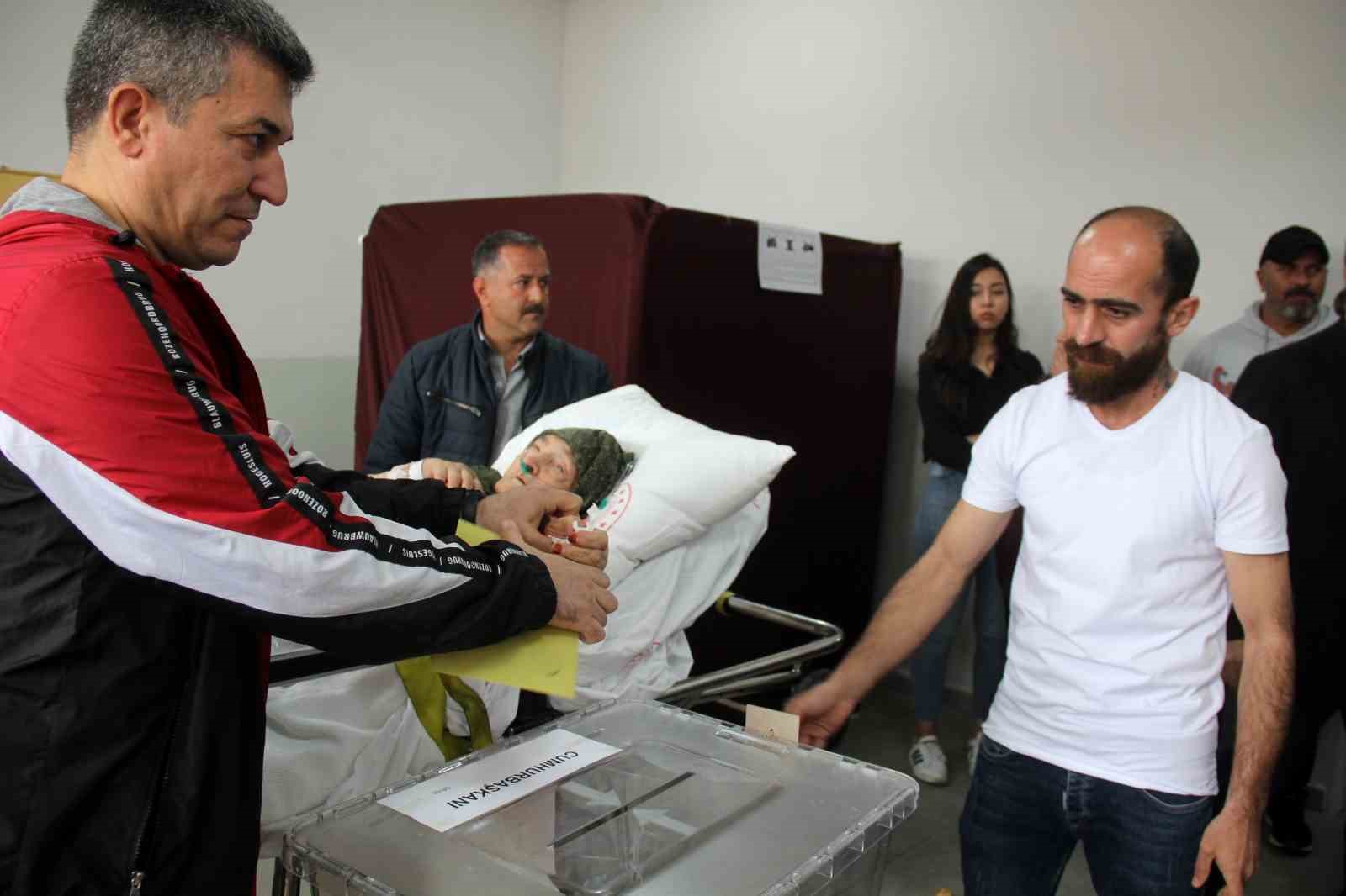ERZİNCAN’DA, 13’NCÜ CUMHURBAŞKANLIĞI SEÇİMİ İÇİN YATALAK VE YÜRÜMEKTE ZORLANAN HASTA,