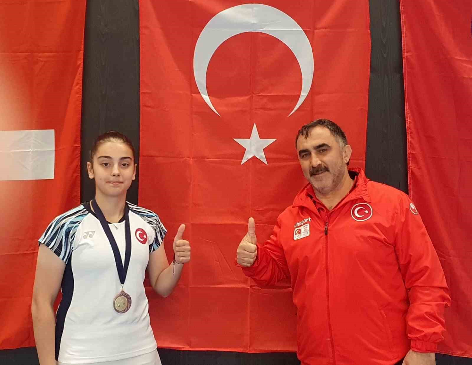 AVUSTURYA’DA DÜZENLENEN AUSTRİAN U17 OPEN 2023 TURNUVASINDA, ERZİNCANLI BADMİNTONCU ALEYNA