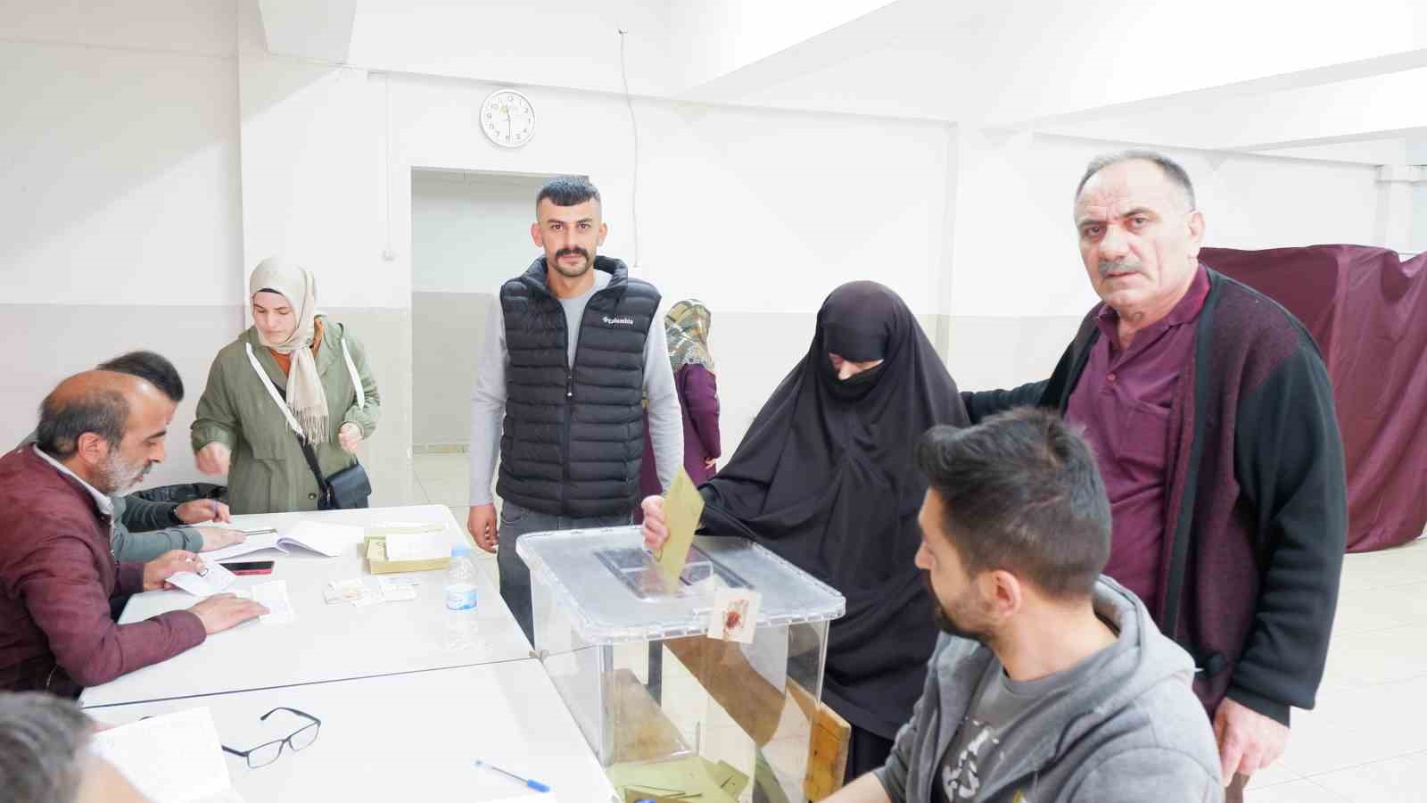 ERZURUM’DA VATANDAŞLAR, CUMHURBAŞKANLIĞI İKİNCİ TURU İÇİN SANDIKLARA GİDEREK OYLARINI KULLANMAYA