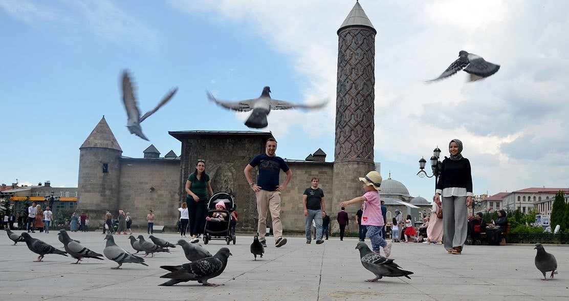 YÜZDE 18,4 GENÇ NÜFUSU İLE TÜRKİYE ORTALAMASININ ÜZERİNDE OLAN ERZURUM’DA,