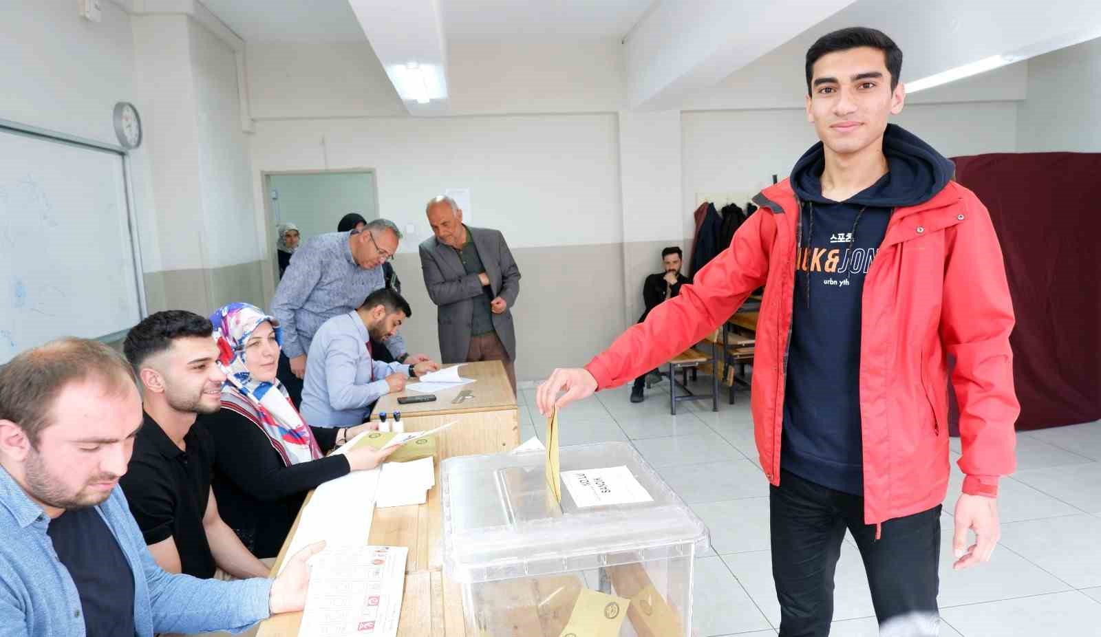 ERZURUM’DA İLK OYLAR ATILDI