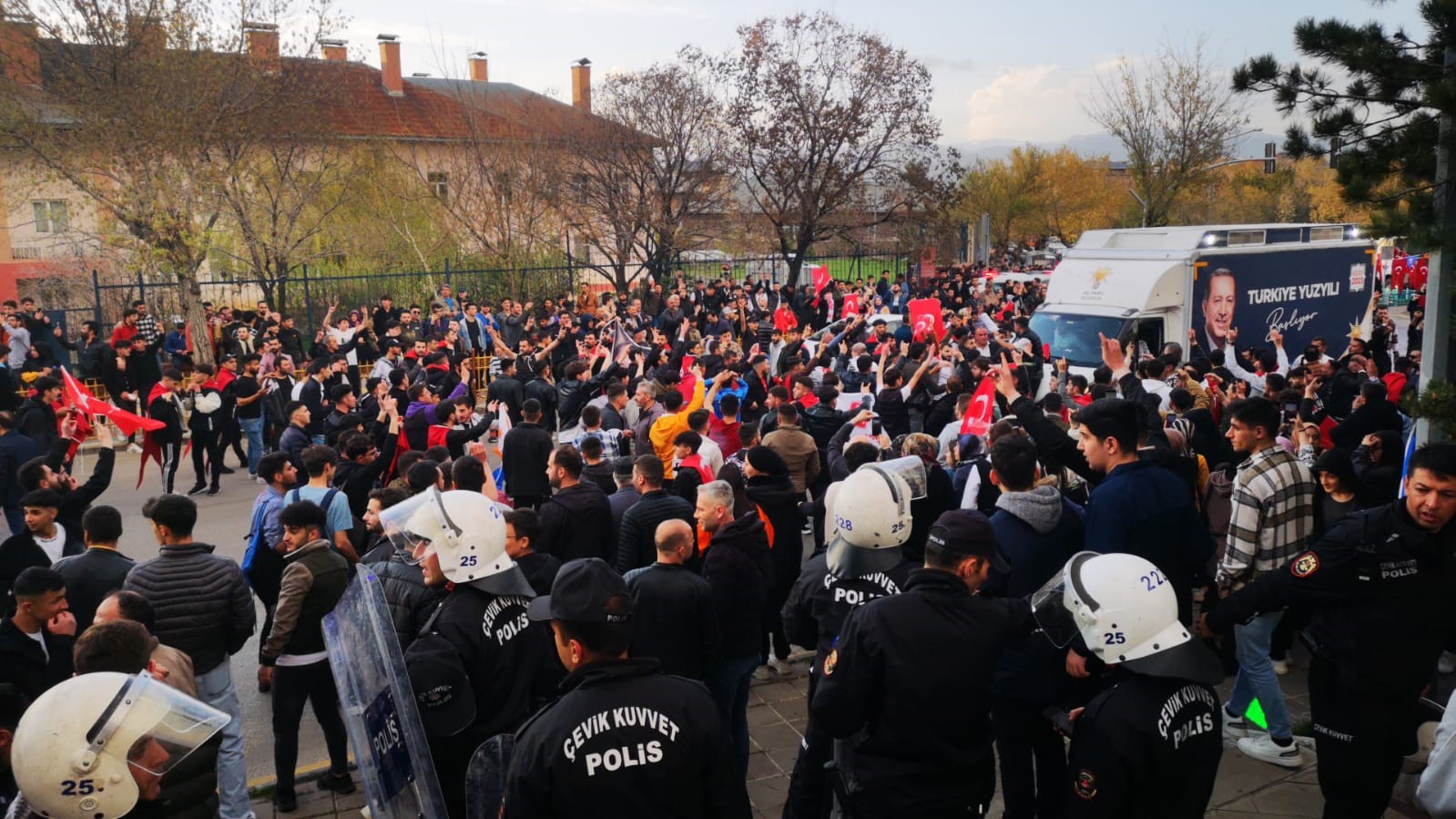 Erzurum’da İmamoğlu mitinginde olay İSTANBUL BÜYÜKŞEHİR BELEDİYE BAŞKANI EKREM İMAMOĞLU’NUN MİTİNGİNDE OLAYLAR ÇIKTI.