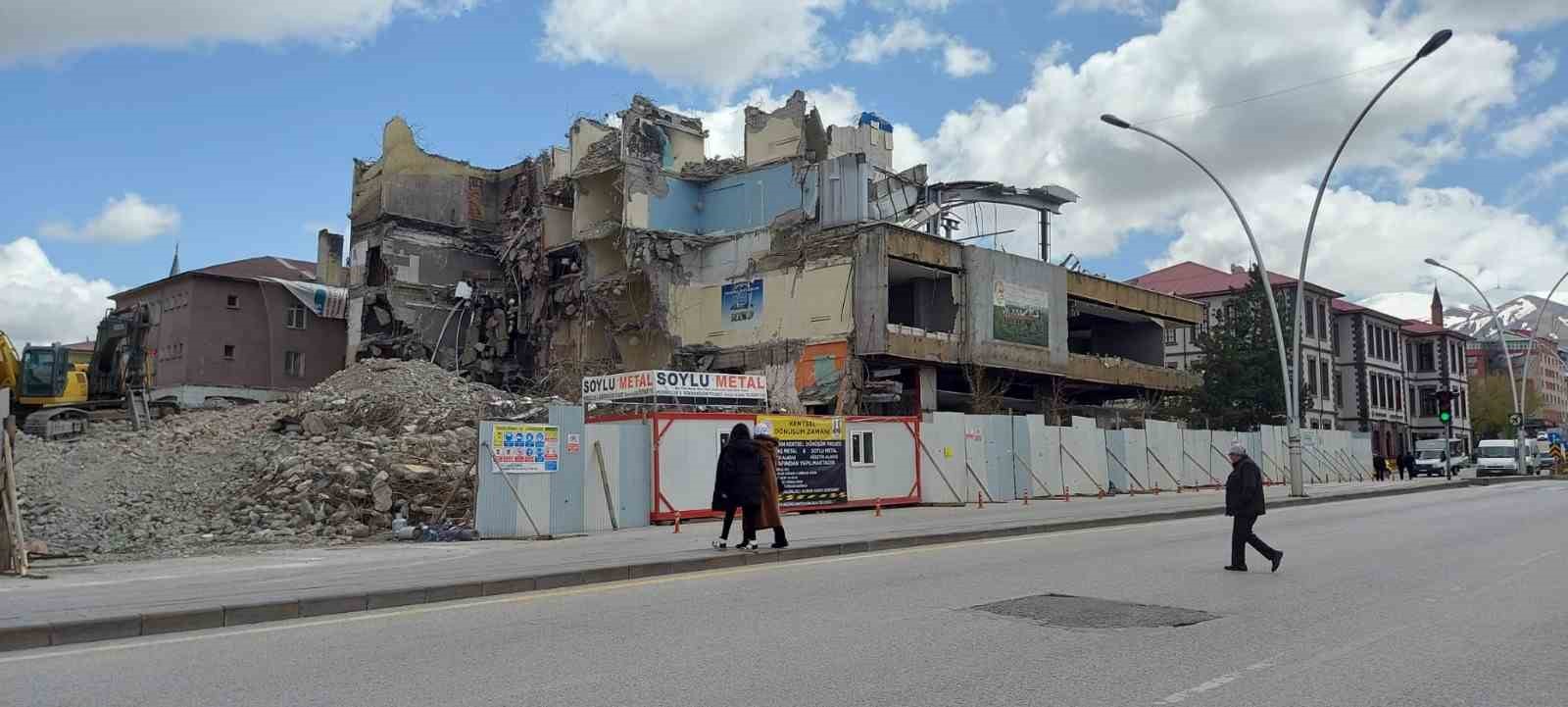 YAKLAŞIK BİR AY ÖNCE SÖKÜMÜNE BAŞLANAN VE ERZURUM’UN SEMBOL YAPILARINDAN