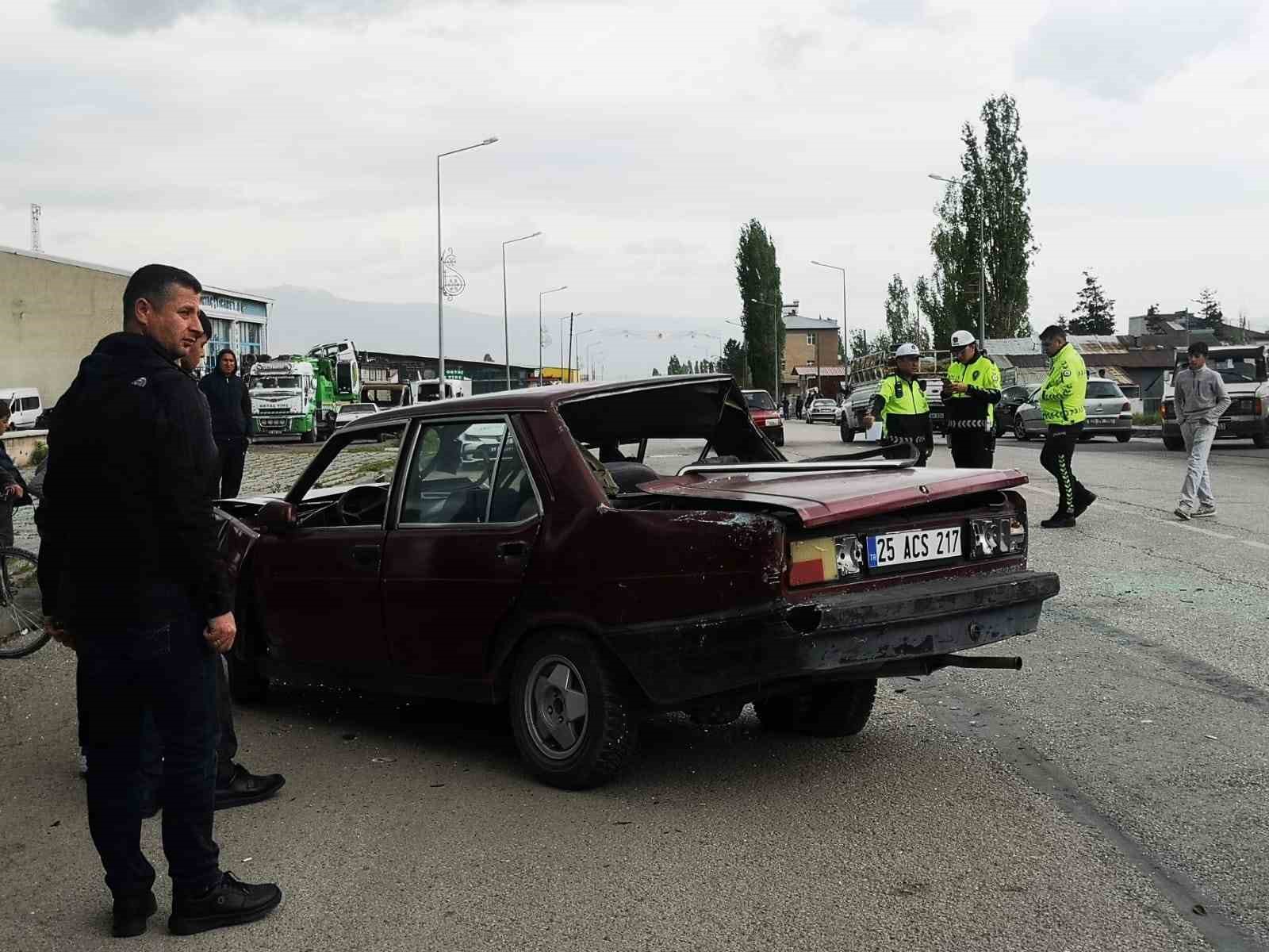 RZURUM’DA ŞEHİR İÇİ TOPLU TAŞIMA YAPAN OTOBÜS İLE OTOMOBİL ÇARPIŞTI.