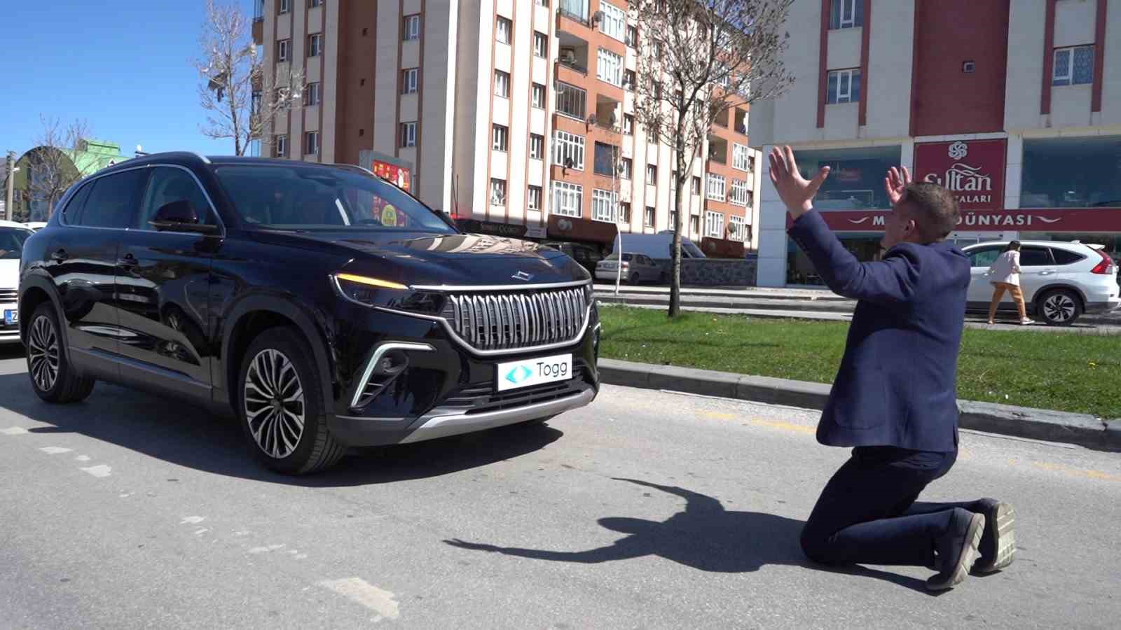 YOLDA GÖRDÜĞÜ TOGG’UN ÖNÜNDE DİZ ÇÖKEN BİR VATANDAŞ, “GEL BABA