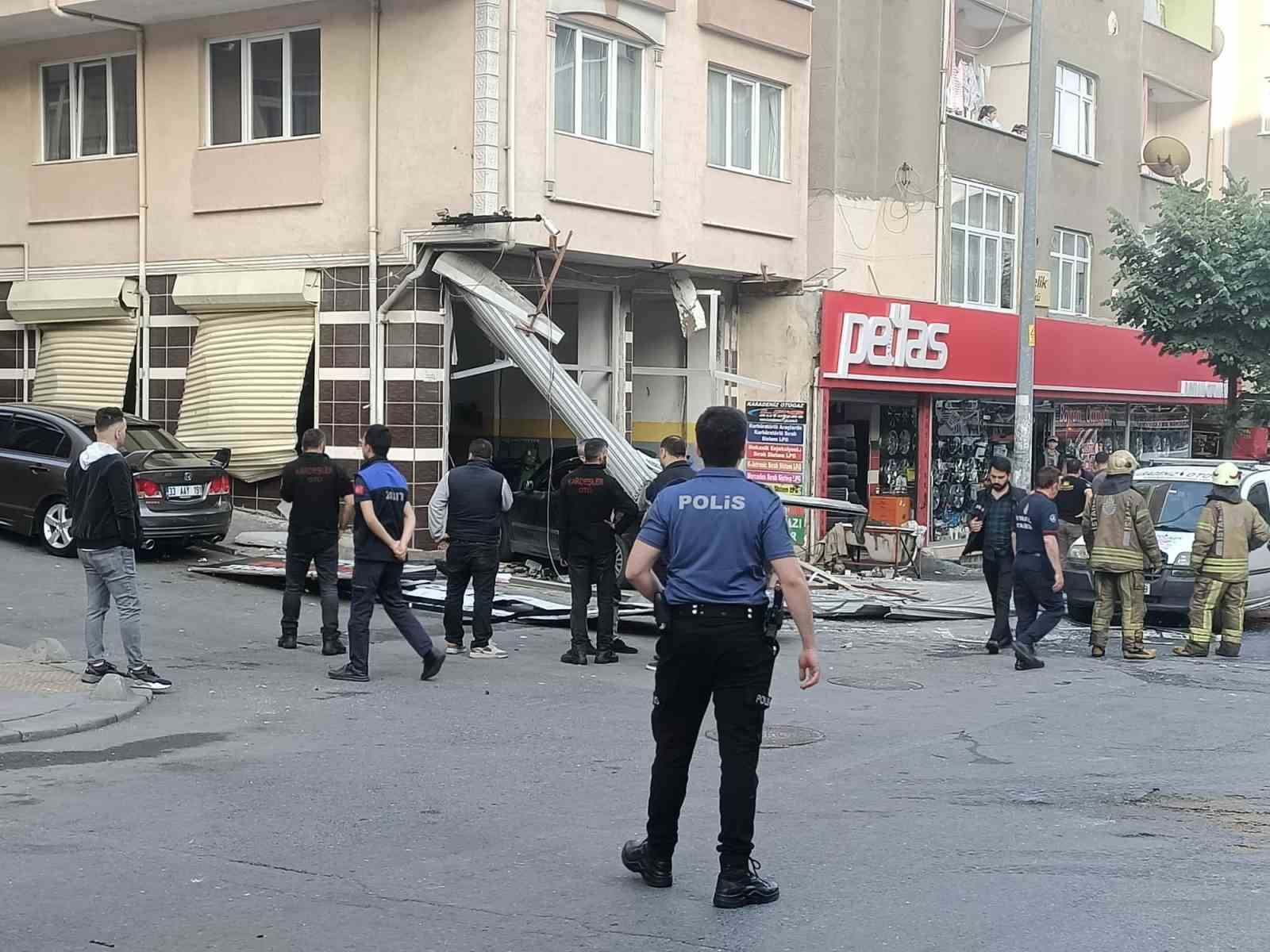 İSTANBUL'UN ESENLER İLÇESİNDE TAMİRHANEDE LPG TANKI TAKILAN ARAÇTA MEYDANA GELEN