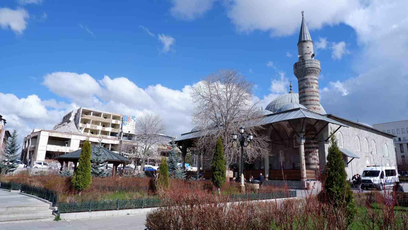 1976 YILINDA ERZURUM BELEDİYESİ HİZMET BİNASI OLARAK HİZMETE GİREN, ŞEHRİN