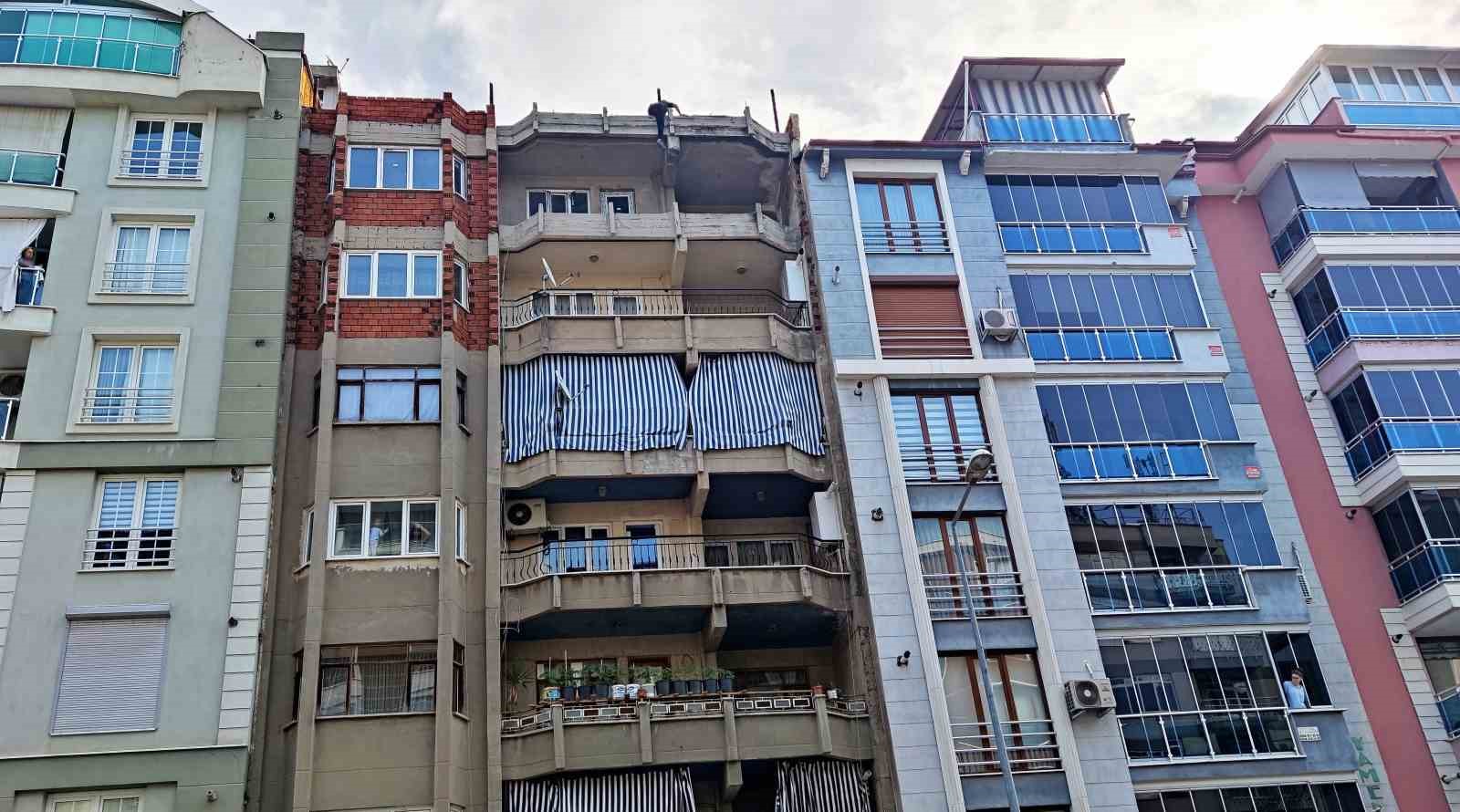 DENİZLİ’DE AİLEVİ SORUNLARI NEDENİYLE 7 KATLI APARTMANIN ÇATISINA ÇIKAN ŞAHIS,