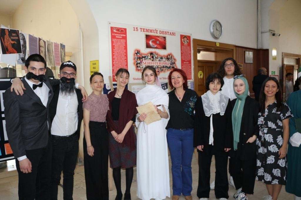 ESKİŞEHİR ATATÜRK LİSESİ’NİN ‘FELSEFE SOKAĞI’ YOĞUN İLGİ GÖRDÜ.