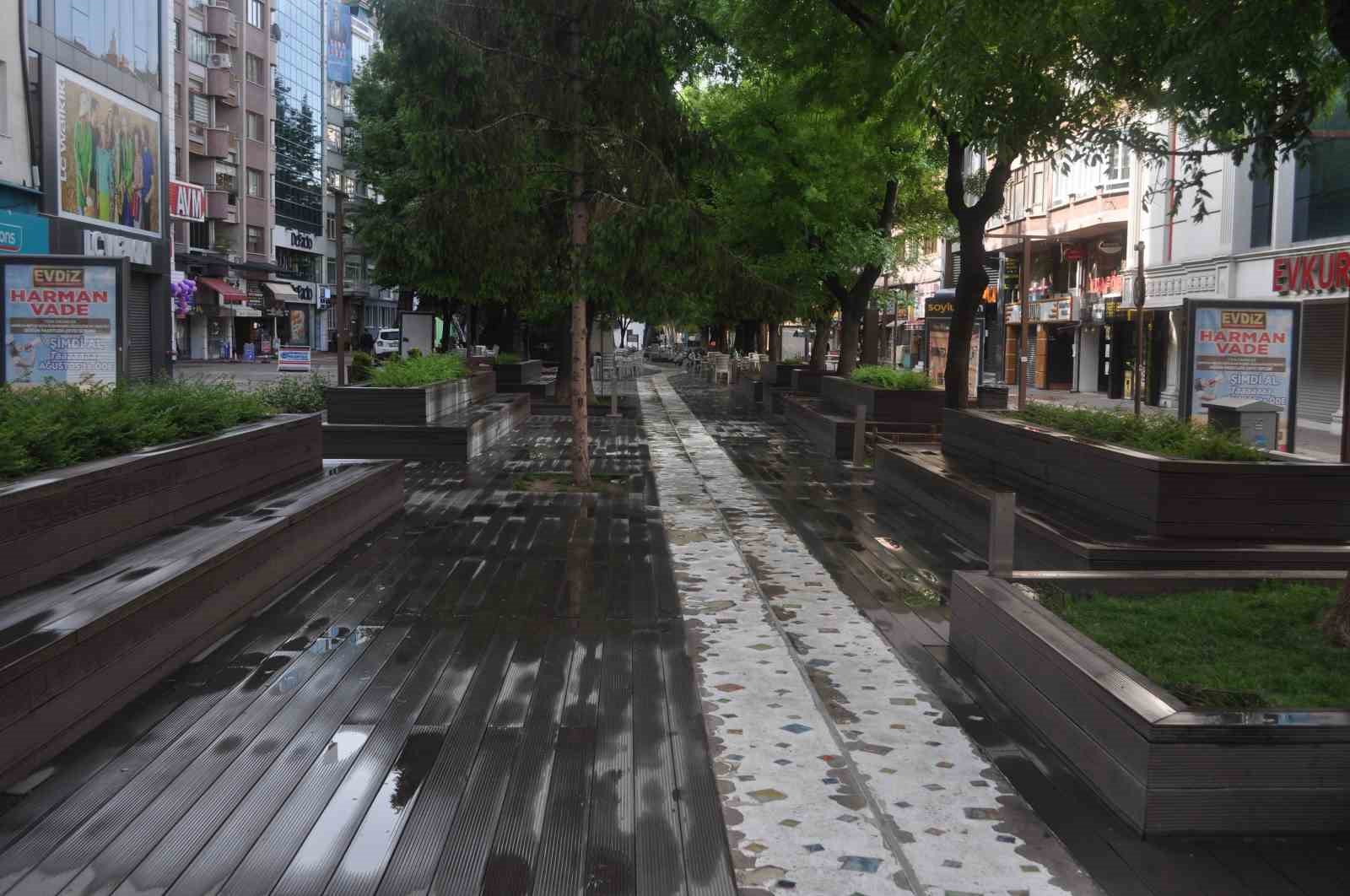 KENTİN ANA CADDELERİNDE SABAH SAATLERİNDE SAKİNLİK HAKİMDİ.