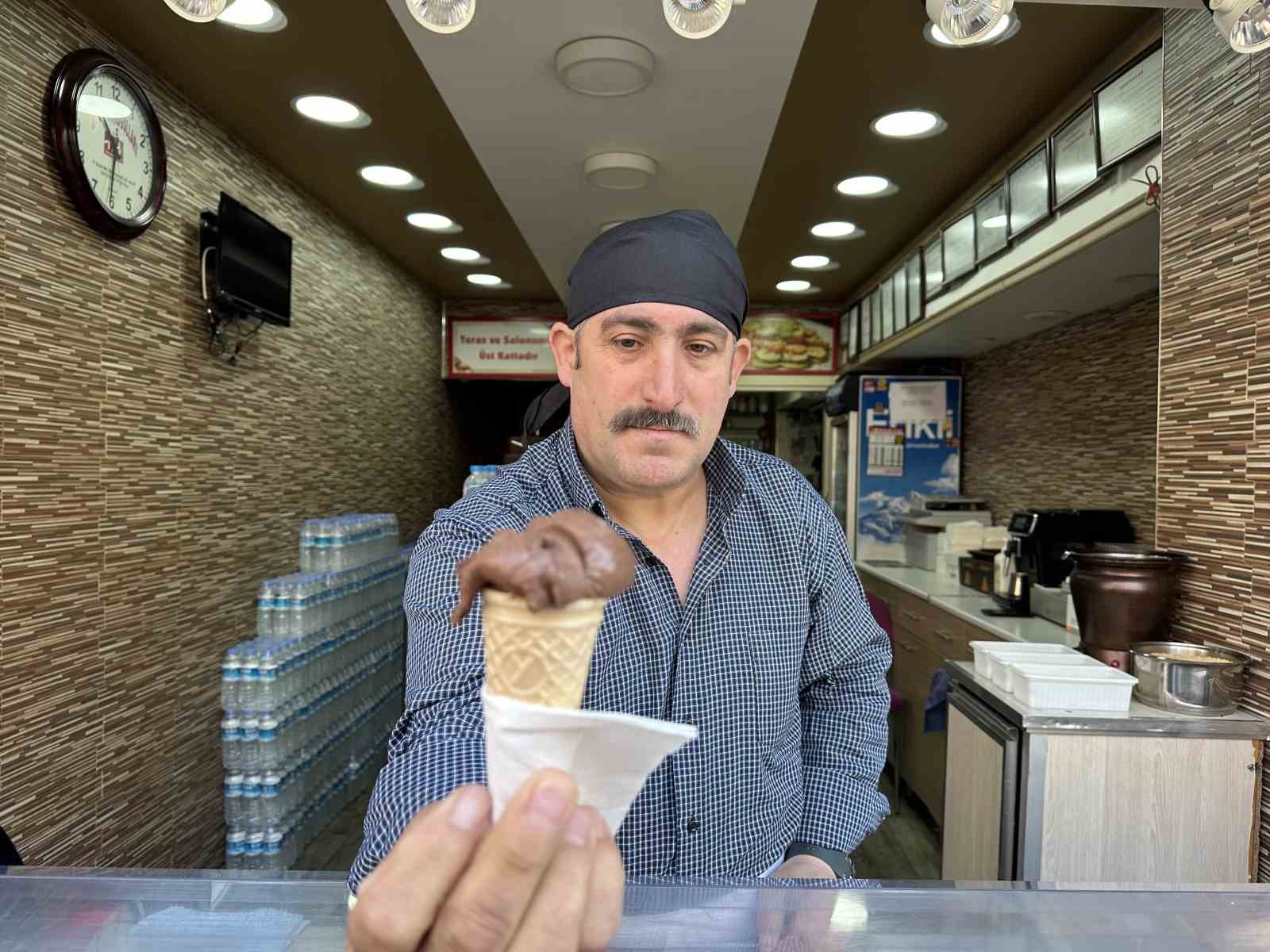 ESKİŞEHİR’DE ISINMAYA BAŞLAYAN HAVA SICAKLIĞI SONRASINDA YENİDEN SATIŞA SUNULAN DONDURMA,
