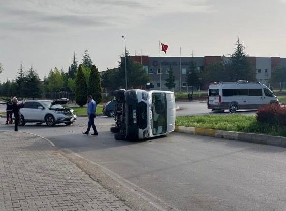 ESKİŞEHİR’DE CİPİN ÇARPMASI SONUCU DEVRİLEN MİNİBÜSTEKİ 5 KİŞİ HAFİF ŞEKİLDE