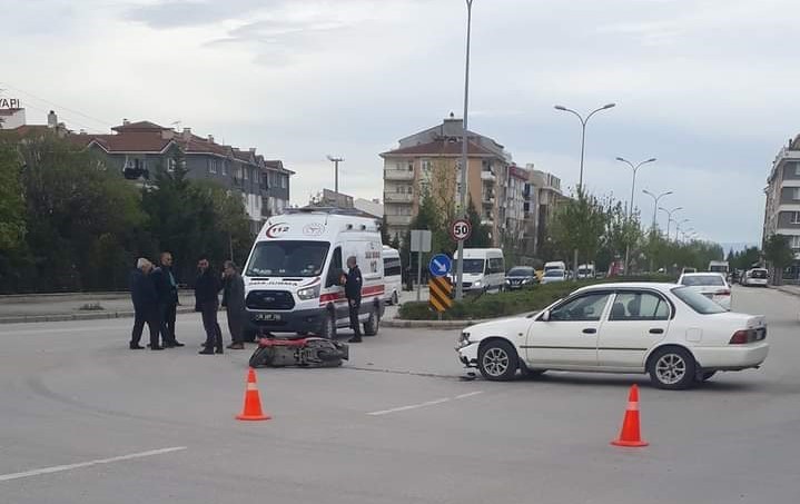 ESKİŞEHİR’DE MOTOSİKLETLİ KURYE İLE OTOMOBİLİN ÇARPIŞMASI SONUCUNDA MEYDANA GELEN TRAFİK